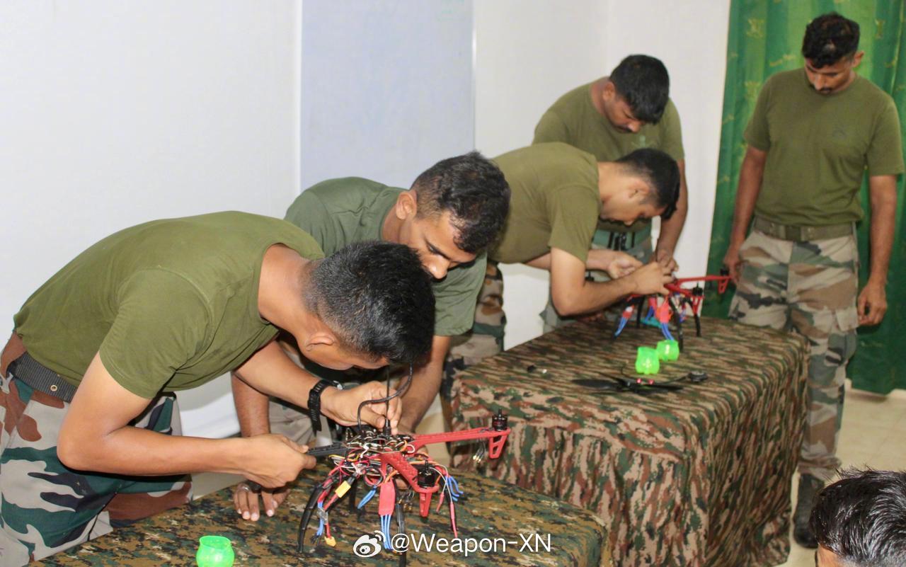 #兵器影像[超话]# 印度陆军举行无人机障碍赛 ​​​