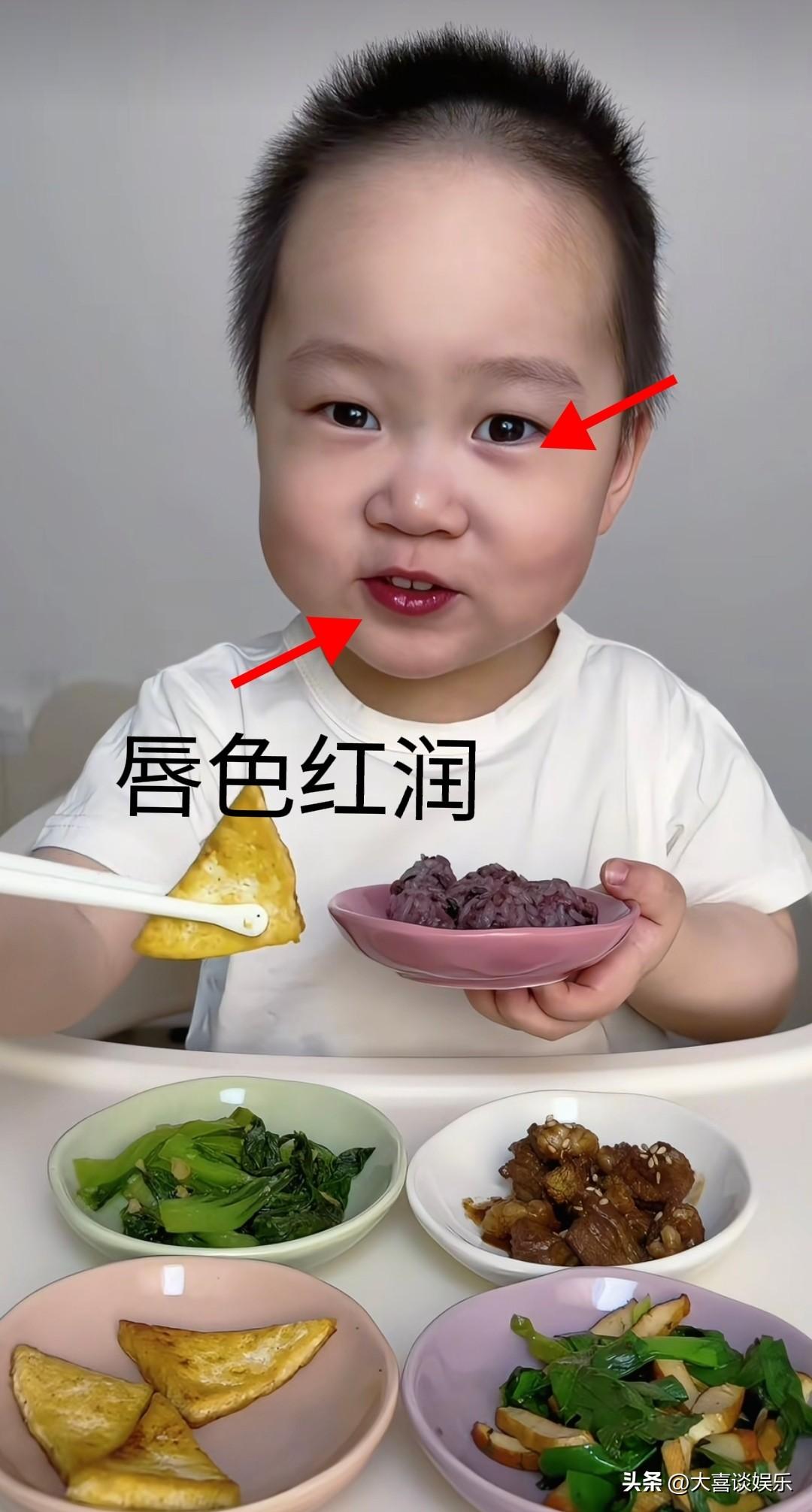 好多人说米乐化妆了，可他才两岁啊？

对比吃播视频和他的日常照片，差距的确很大，