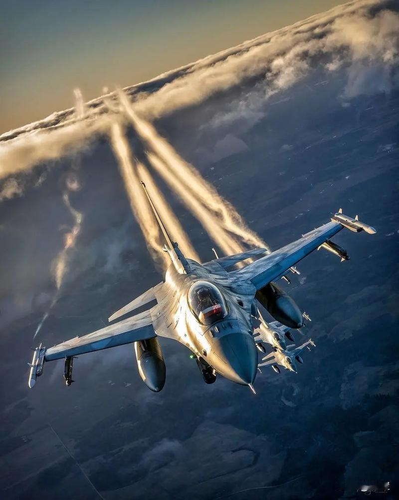 北约参战。据俄媒爆料，乌克兰的F16战机操作非常熟练，有部份是西方大牌飞行员驾驶