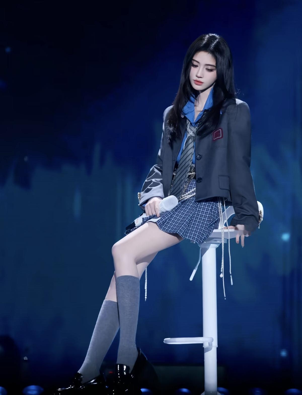 谁能拒绝鞠婧祎的学院风造型！灰西装+格纹裙+珍珠腰链，把甜酷感焊在身上，领奖台上