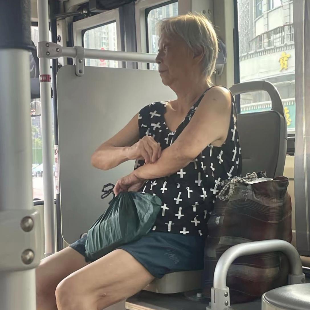 公交车上看见一幕，大家怎么看？
 
坐公交的时候，偶遇一位大娘，这身穿搭引发我的