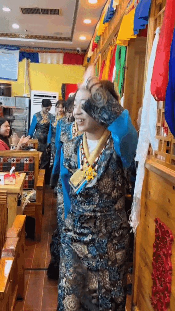 最近经常刷到西藏餐厅的这个小姐姐
评论区那些说不好看的绝对是男的
这感染力后面那