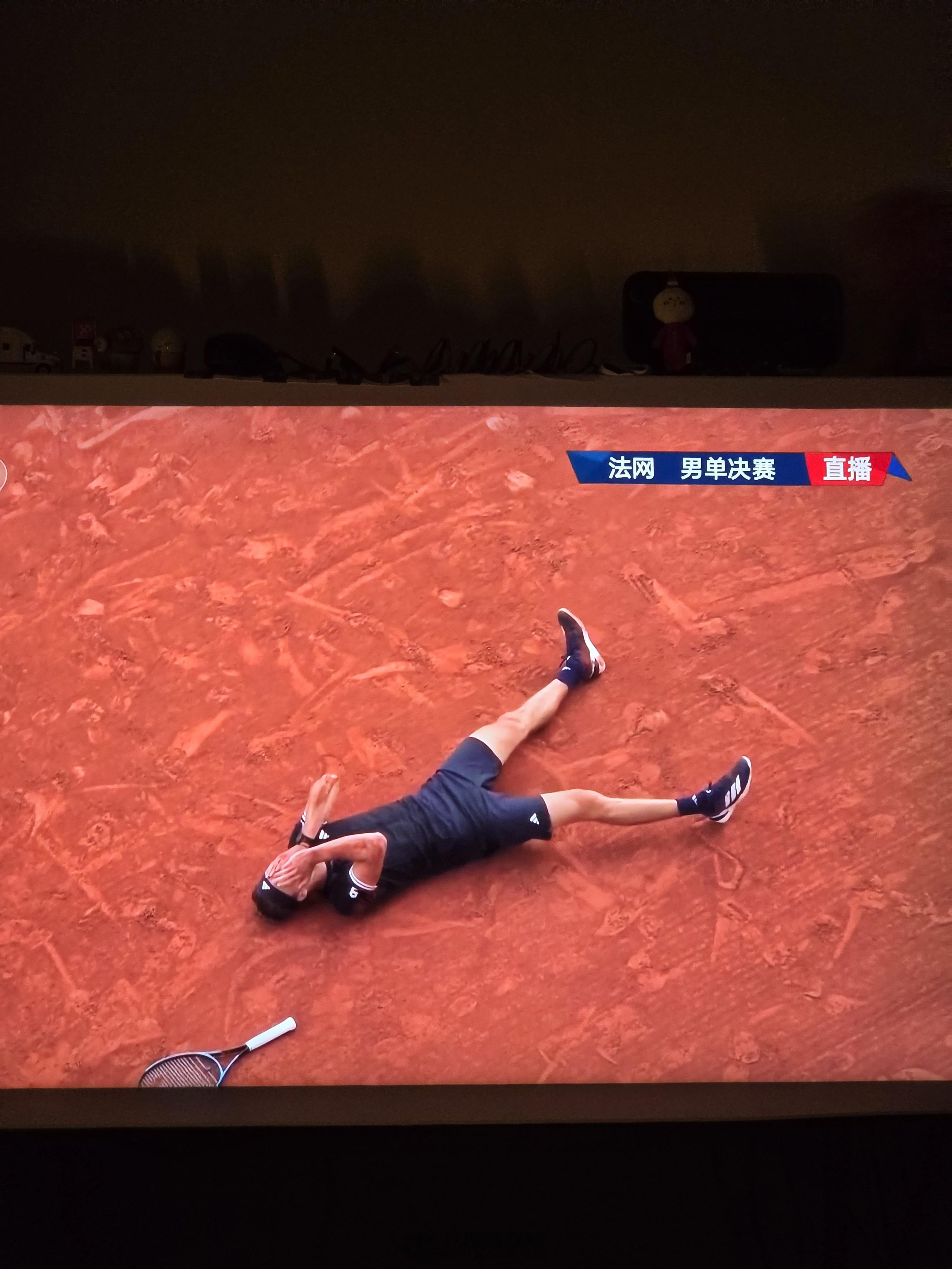 兹维列夫首夺大满贯冠军 昨天半夜法网男单决赛，一场比赛足足看了4个小时