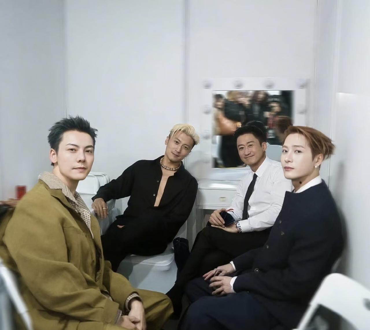 谁能想到！
这四位的颜值组合好亮眼啊！
硬汉、型男、港风、潮男四种风格直接凑齐，