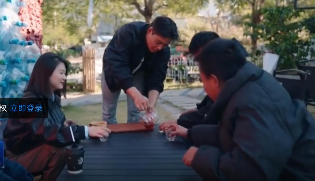 在云雾翻涌的高山之上，层层叠叠的咖啡梯田顺着山势铺展，现代化的滴灌系统为每一株咖