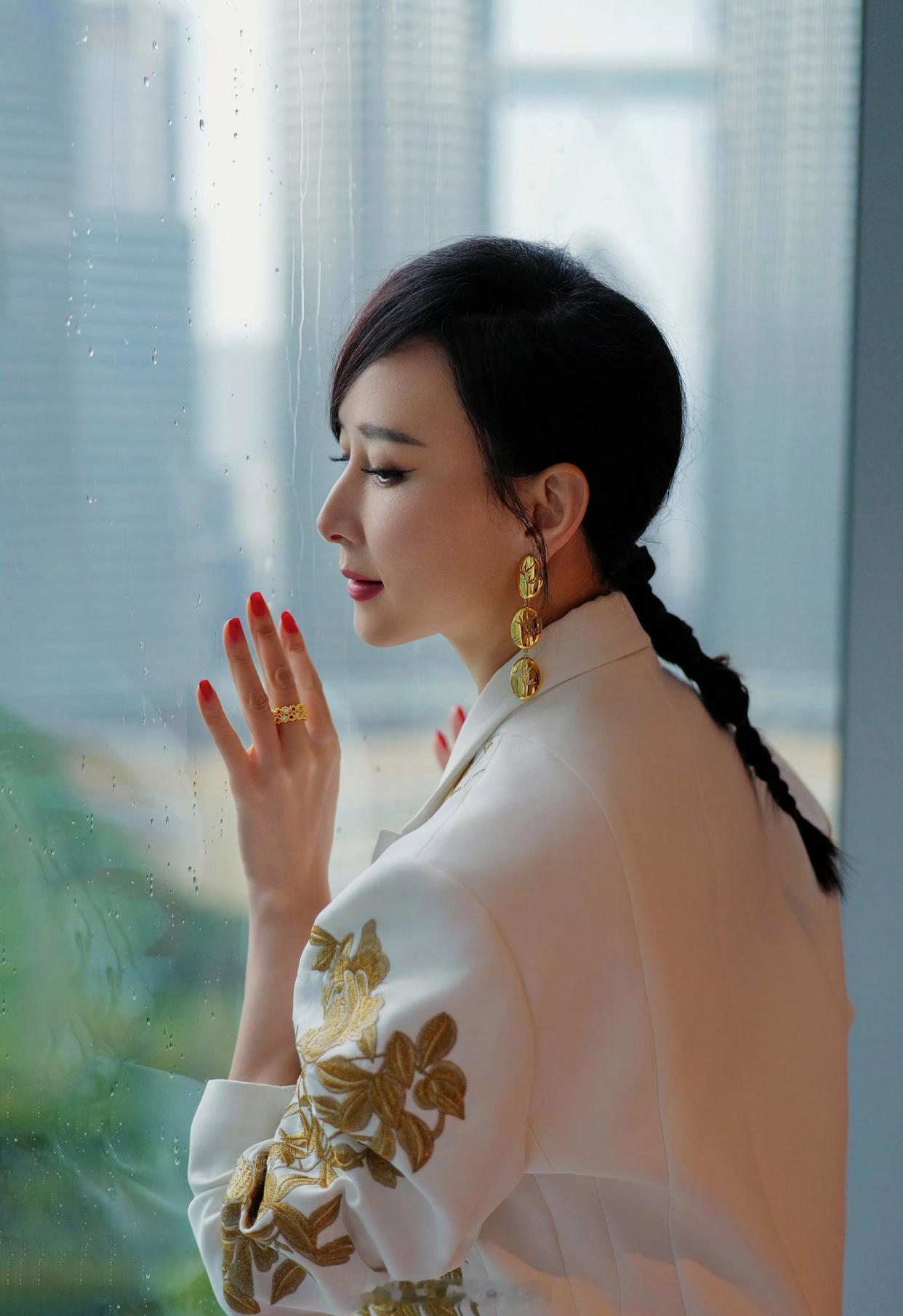 看了胡静的配饰后，我在考虑人耳朵的承重力到底是多重？ 