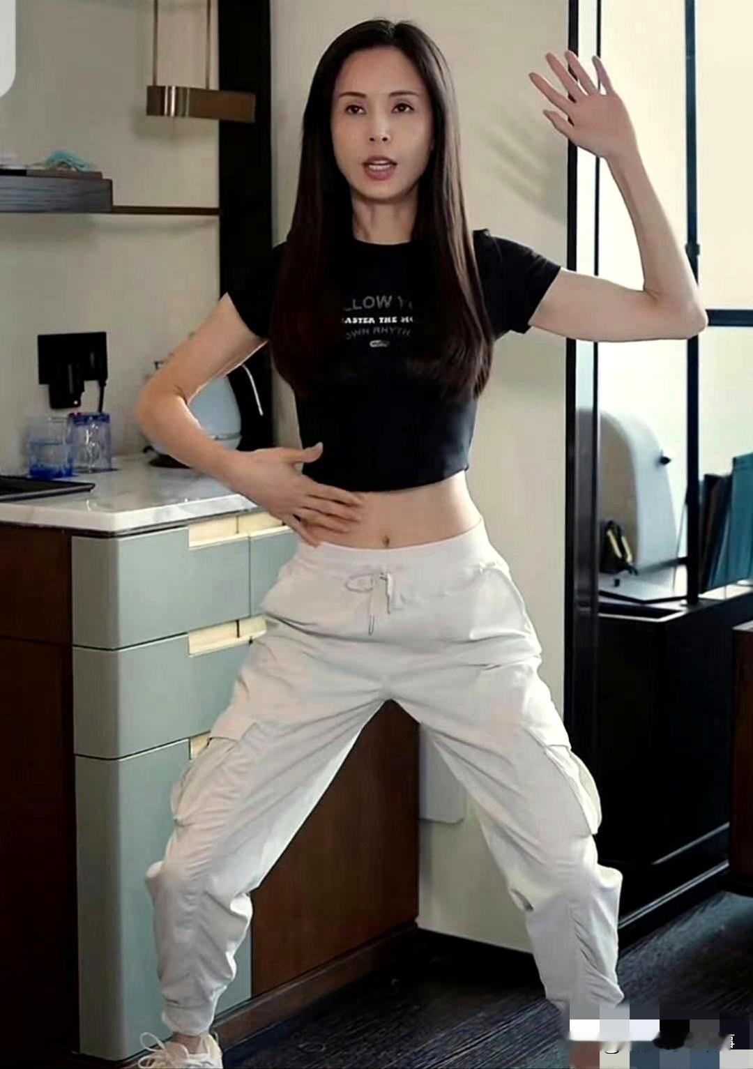 58岁李若彤：把“冻龄”焊在身上，这状态比30岁还鲜活
 
58岁的李若彤又杀疯