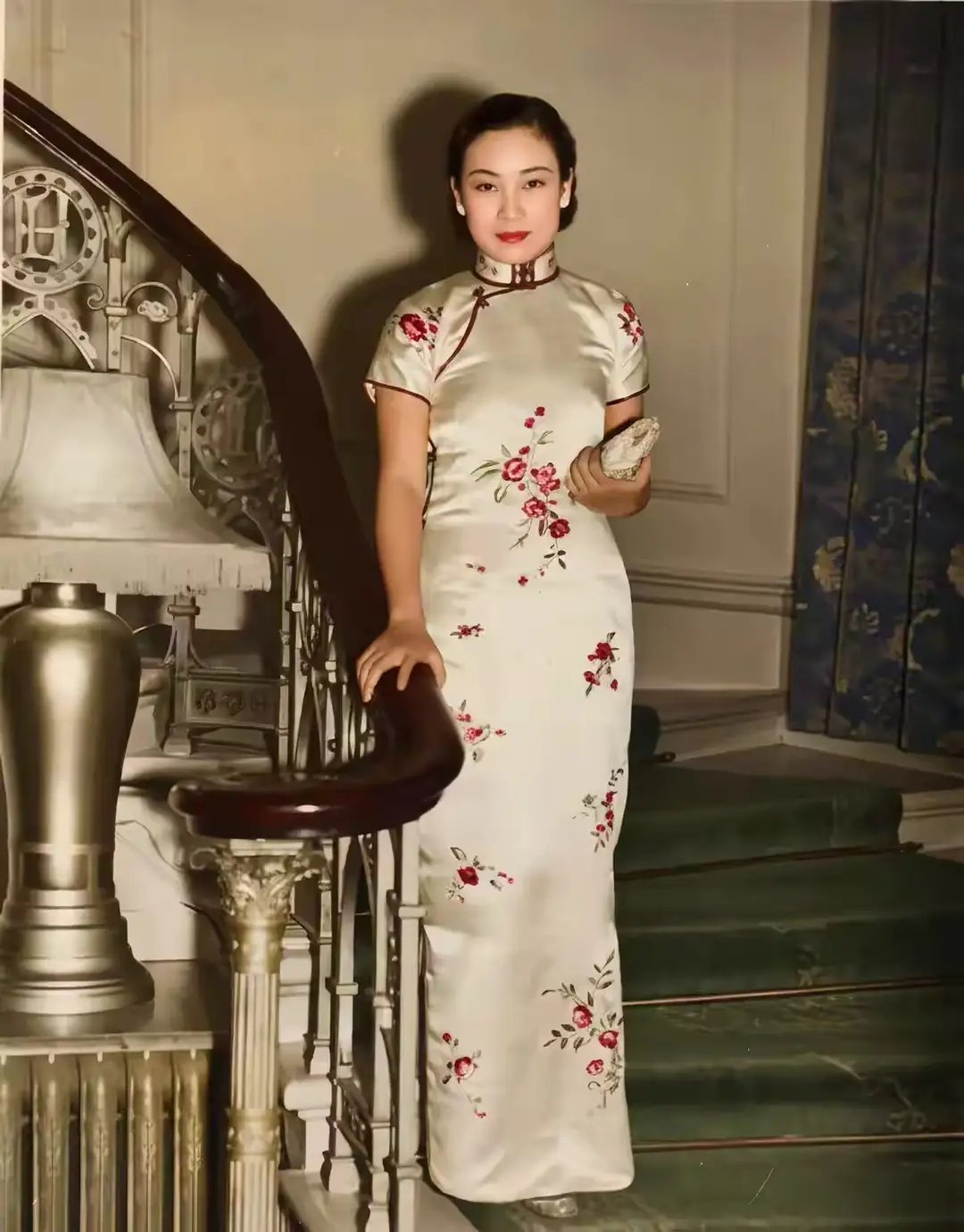 30年代，“电影皇后”胡蝶的一张留影，她穿着旗袍，神情从容淡定 