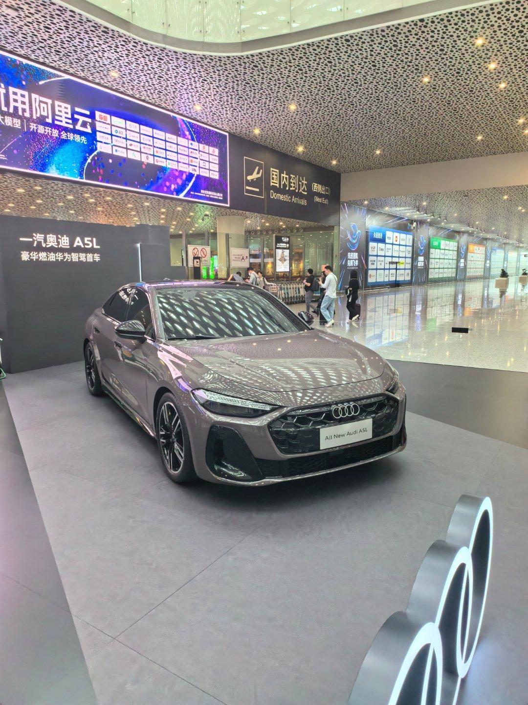 奥迪还是有钱，包场这么久了，又把两个SUV换成了A5L奥迪  ​​​