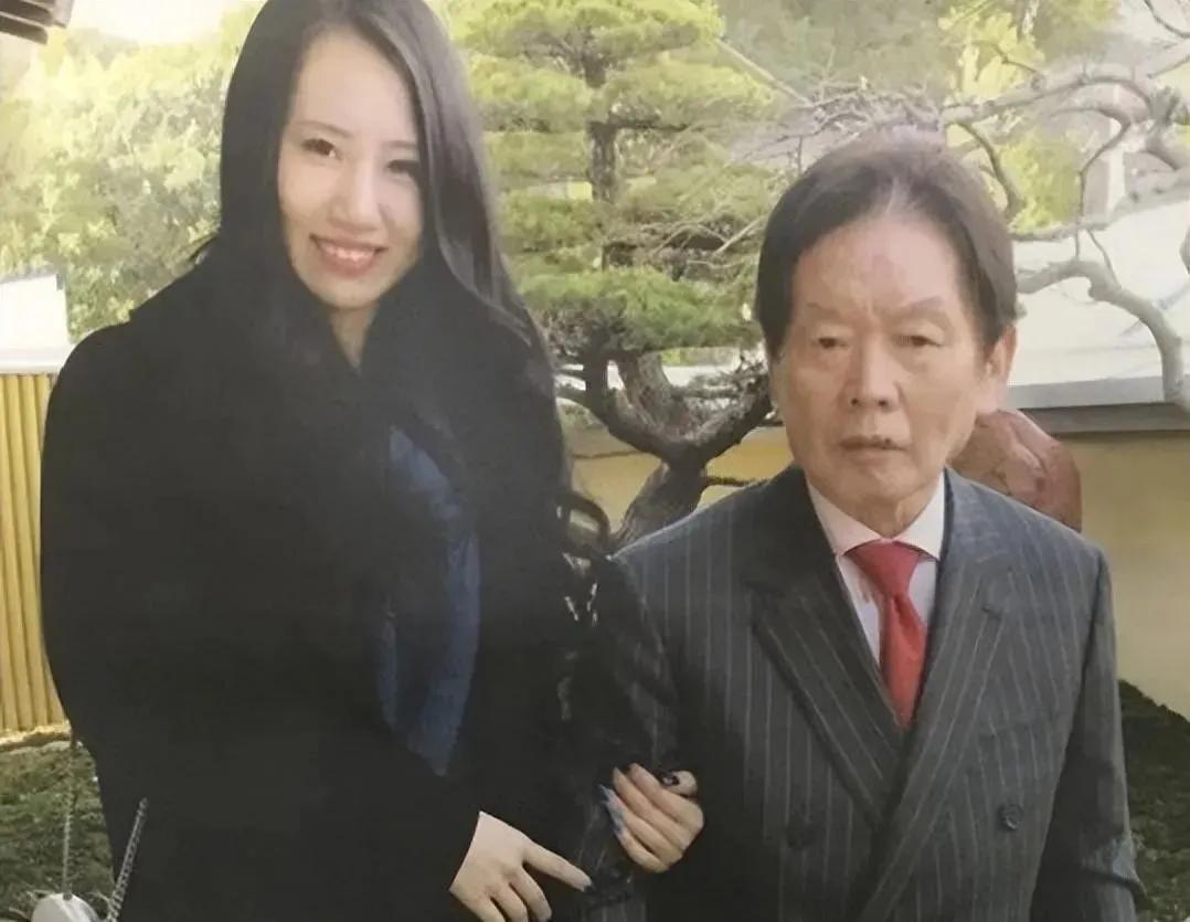 日本有个老男人，叫野崎幸助，一辈子砸了快2亿人民币，睡了4000个女人。有记者问