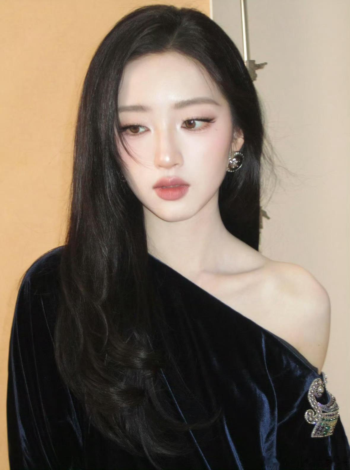 邓恩熙黑丝御姐丝绒裙好有感觉啊 ​​​