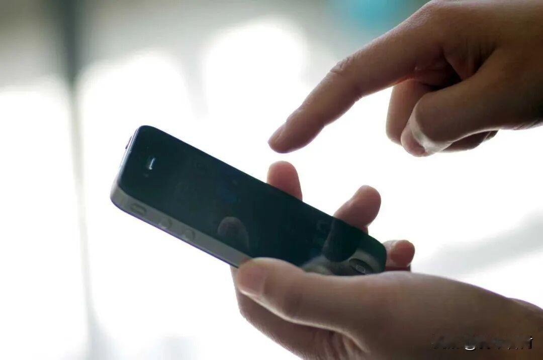 手机话费，要涨价了？你每天都在用的手机流量、短信，要多缴税了。日前，中国移动、中