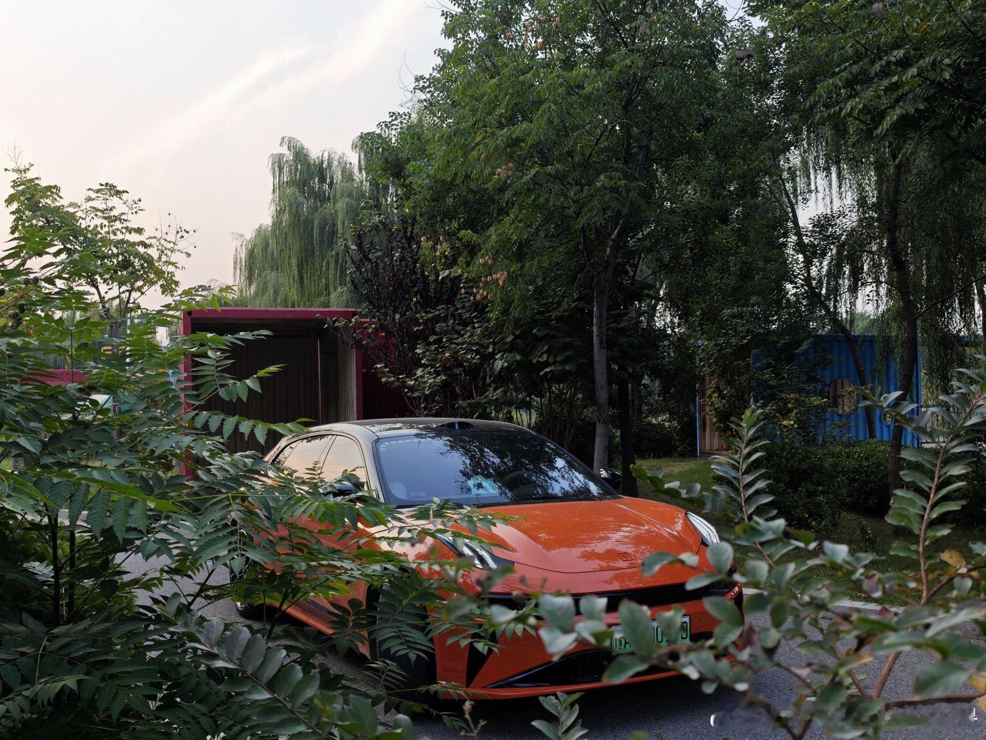 最近项目截止期压力很大，家里孩子睡觉早，只好每晚开着极氪到江边停车场加班。调整好