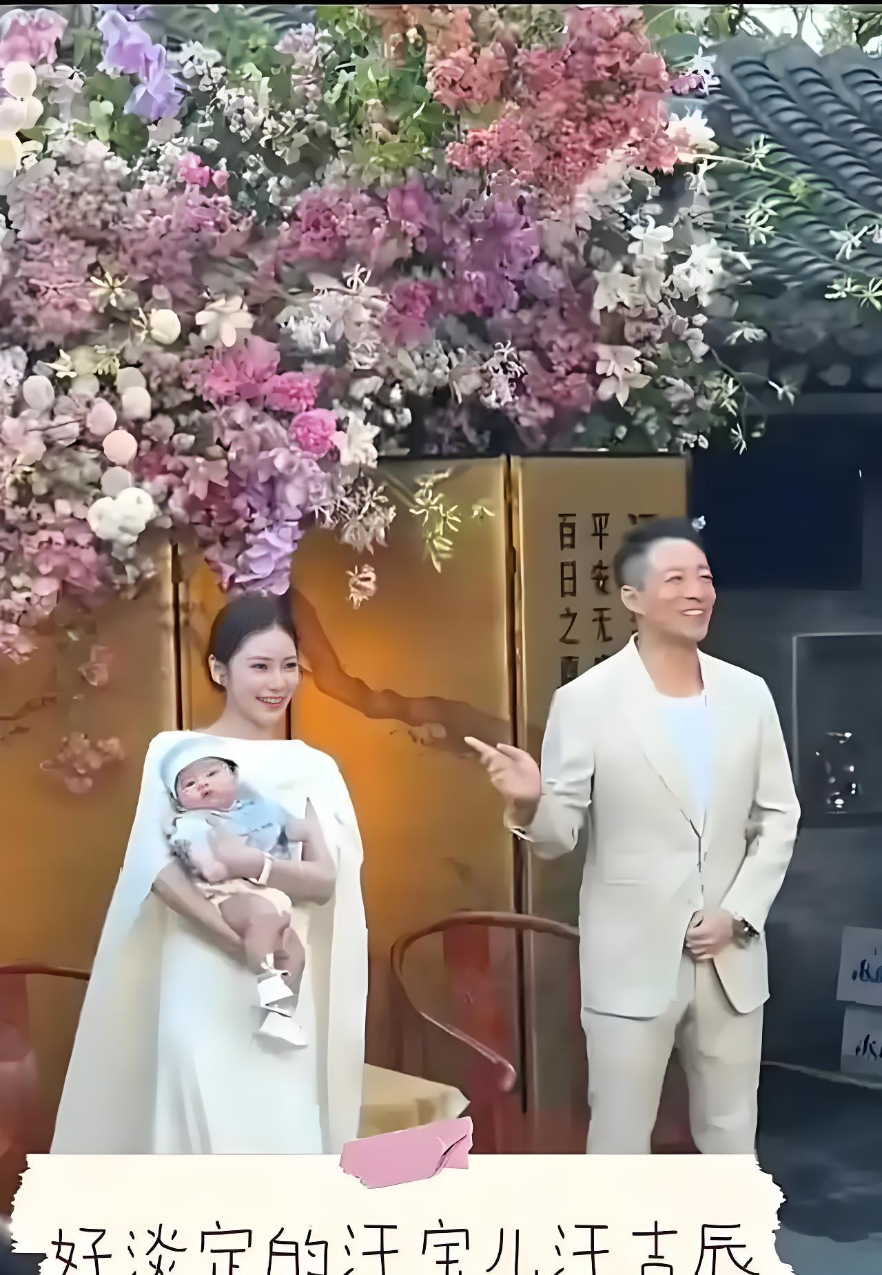 张兰终于抱上孙子了
近日汪小菲在北京被小儿子汪吉辰办百日宴，作为奶奶的张兰也在现