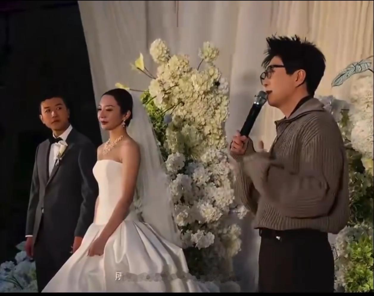毛不易在女性好友婚礼上的一番致辞，
听着真是有点微妙。

他讲述两人多年的友情，