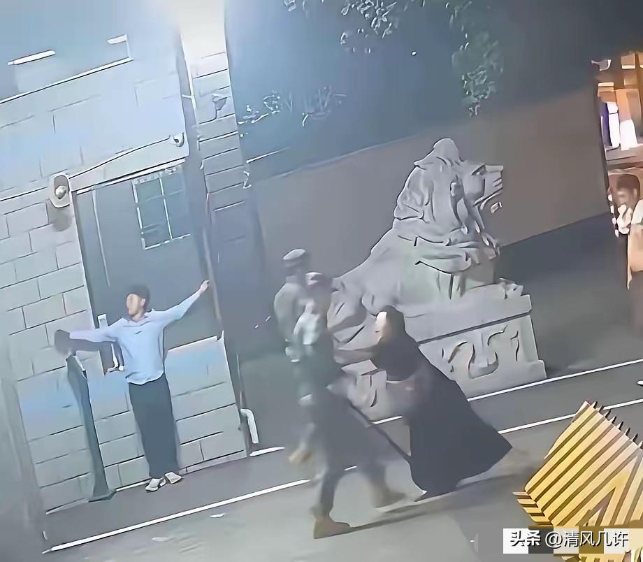 不知大家有没有发现！躲进武警营区求救者靠墙张开双手，很多人觉得奇怪，懂的人都明白