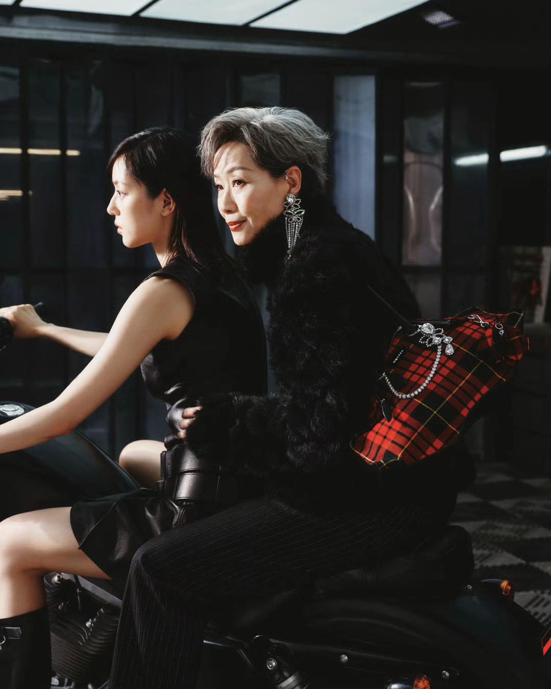 叶童说要去赴一场聚会……
发现没？63岁的叶童，穿着好酷呀，
一群俊男美女中数她