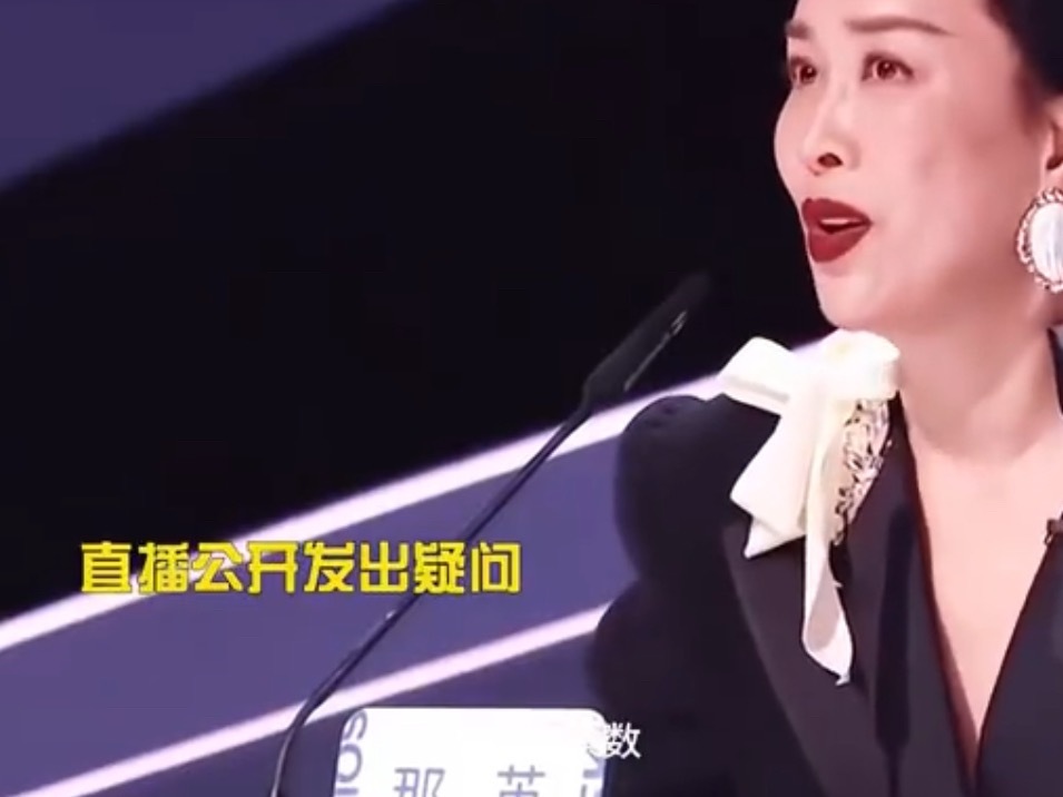 何老师看似从从容容但实际上当那英提出问题时还是会烫嘴hhh，但这样还是难不倒我们