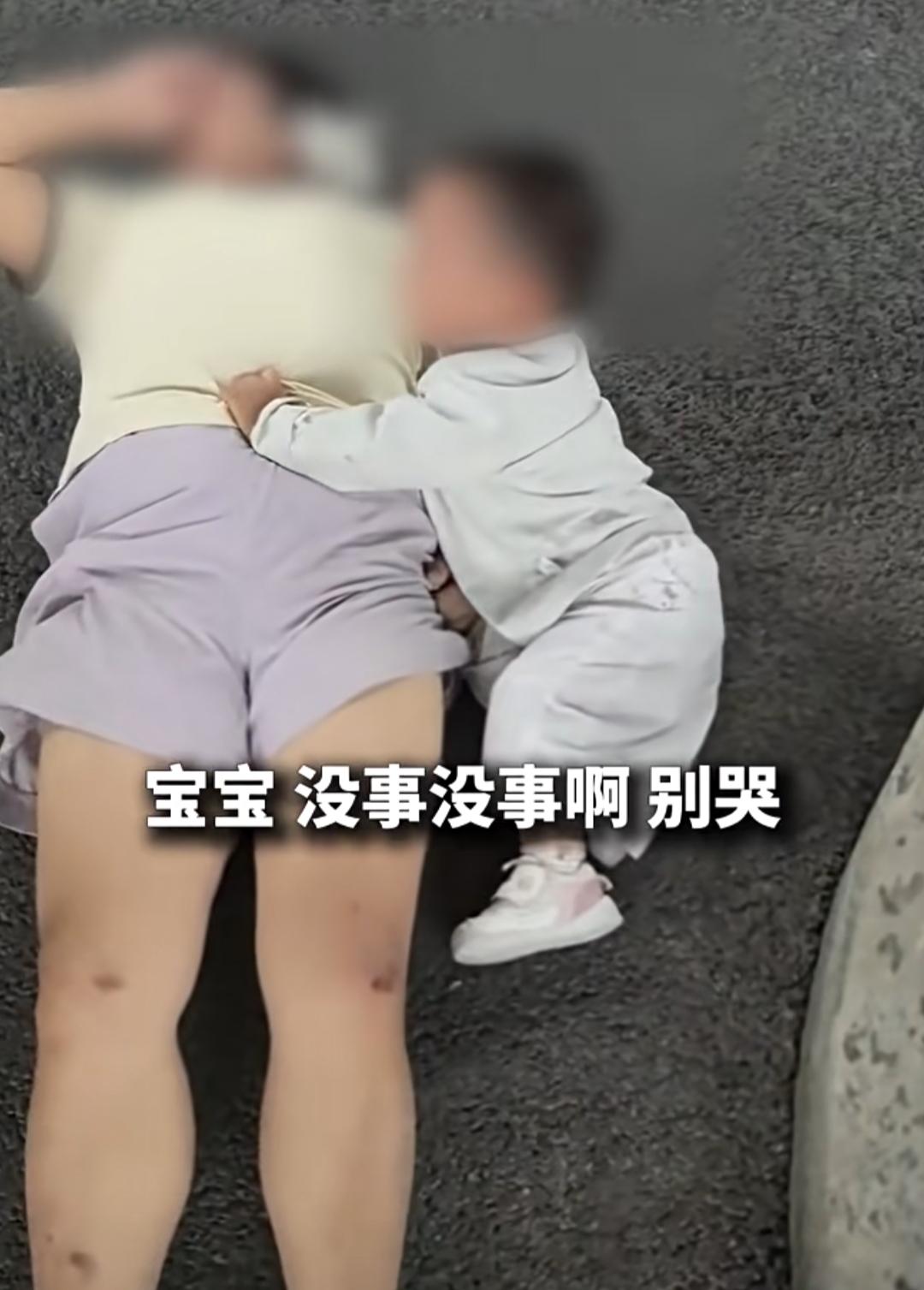 母亲街边晕倒，路人与幼童共筑温暖防线
 
在武汉的马路边，一位母亲突然晕倒在车流
