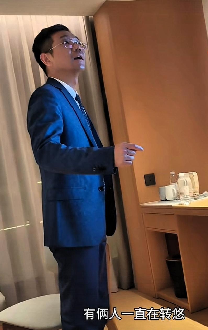 刚刷到李律的视频，又气又揪心！

有人提醒他，外面有两名男子一直在转悠蹲守，李律