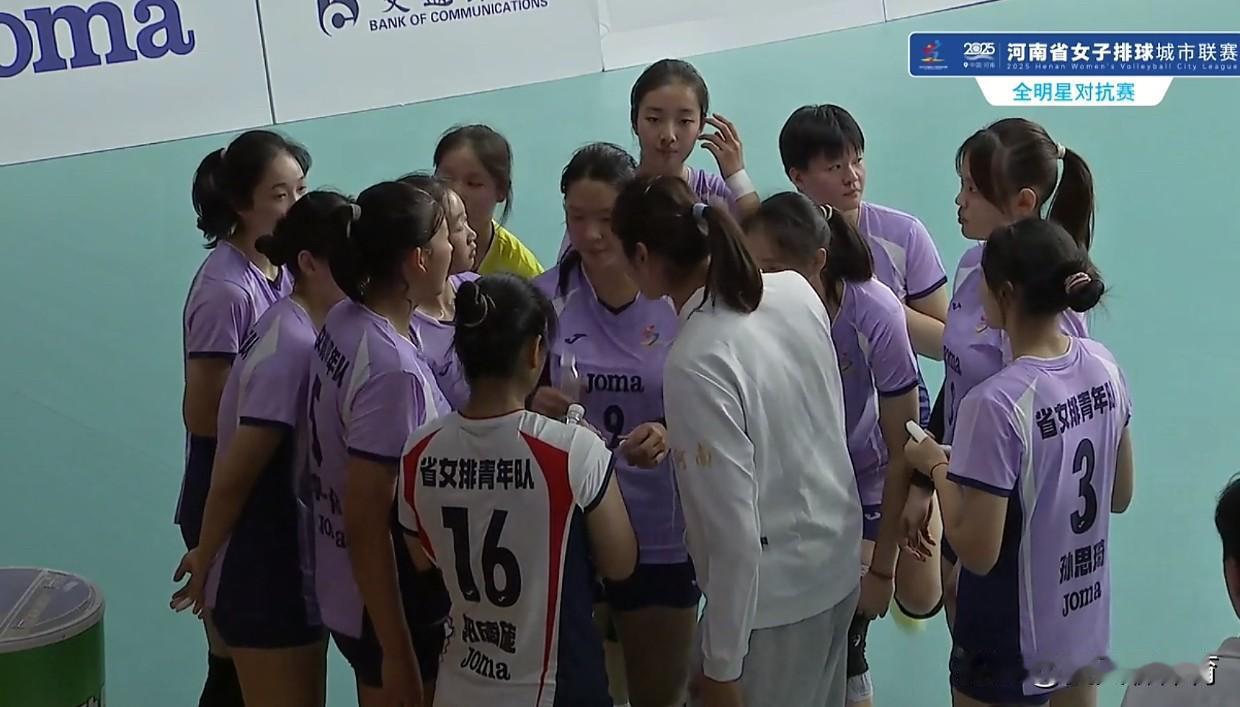 朱婷真的在用心做一个好教练啊[流泪][流泪]虽然仅仅是一个对抗赛，但是每次暂停时