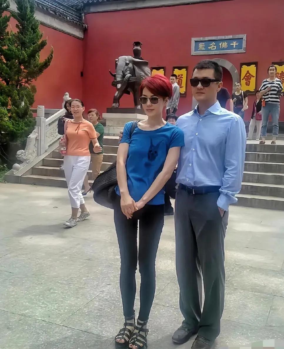 王菲李亚鹏同框合影旧照
很多人说李亚鹏配不上王菲
对此，你们怎么看呢

我觉得，