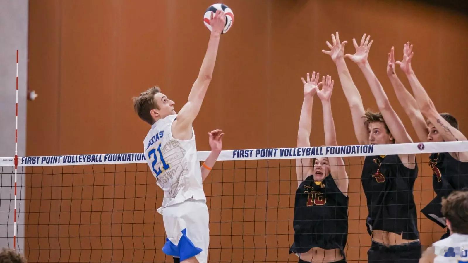 UCLA男排 3：0胜芝加哥洛约拉大学 