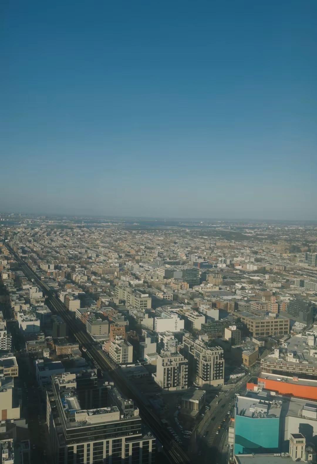 三月的天气总像没安定下来。-冷空气还没走干净，早晚带着二月留下的寒意，到了中午，