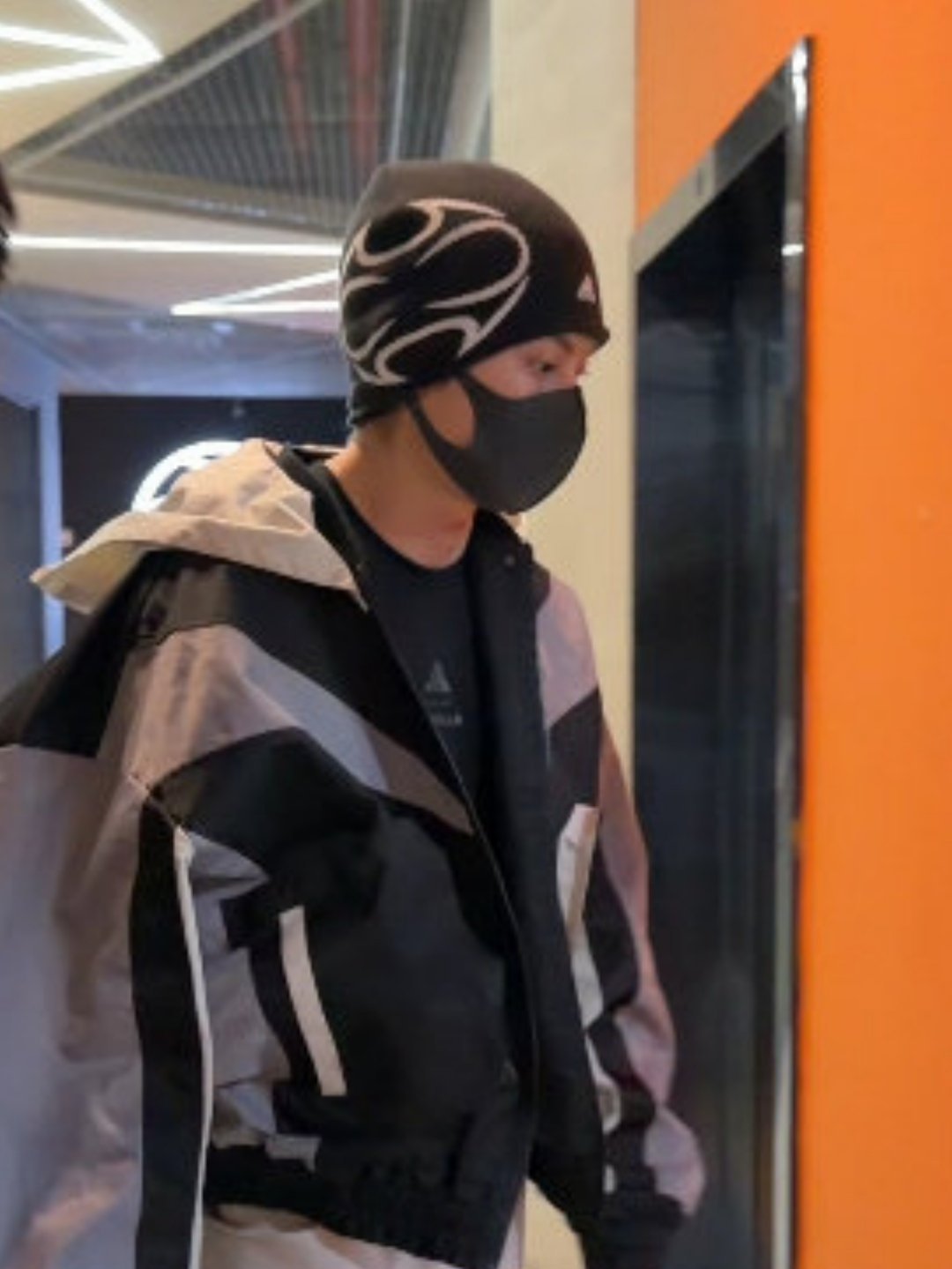 曝王鹤棣保镖当众殴打女粉 据狗子爆料，王鹤棣保镖当众殴打女粉。其在私人球场活动结