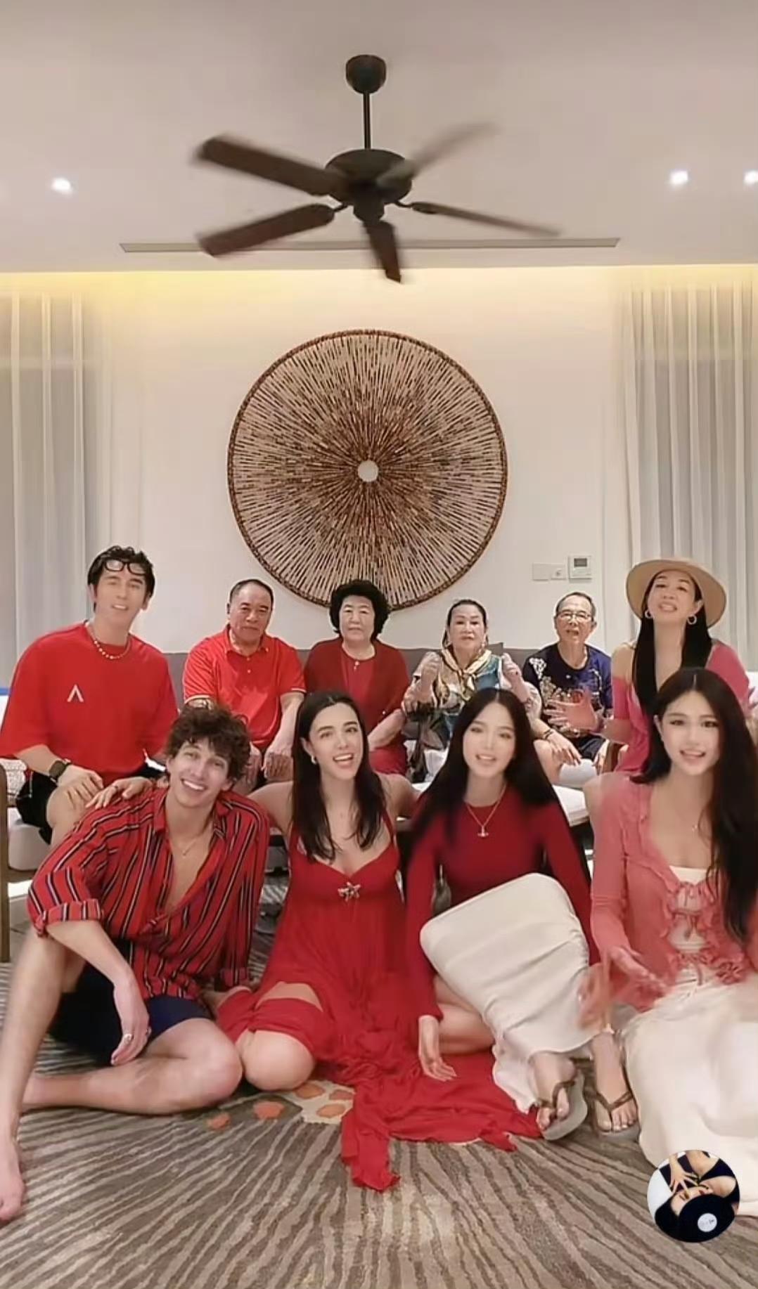 大年初五迎财神，钟丽缇一家其乐融融欢聚一堂。镜头前，年迈的父母慈眉善目，公婆笑容