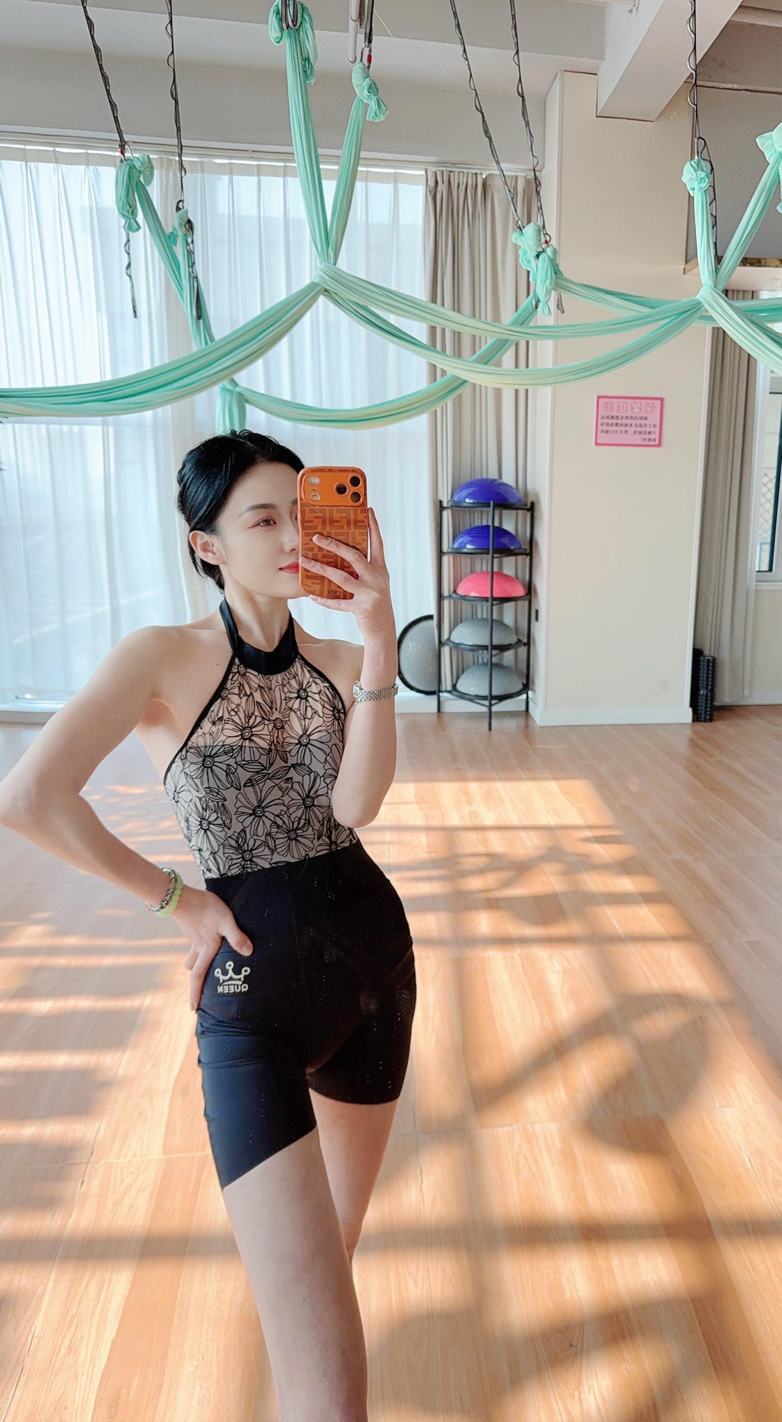 再忙，也要挤出时间管理身材，人生最大的投资是自己，坚持锻炼的人，年龄绝...