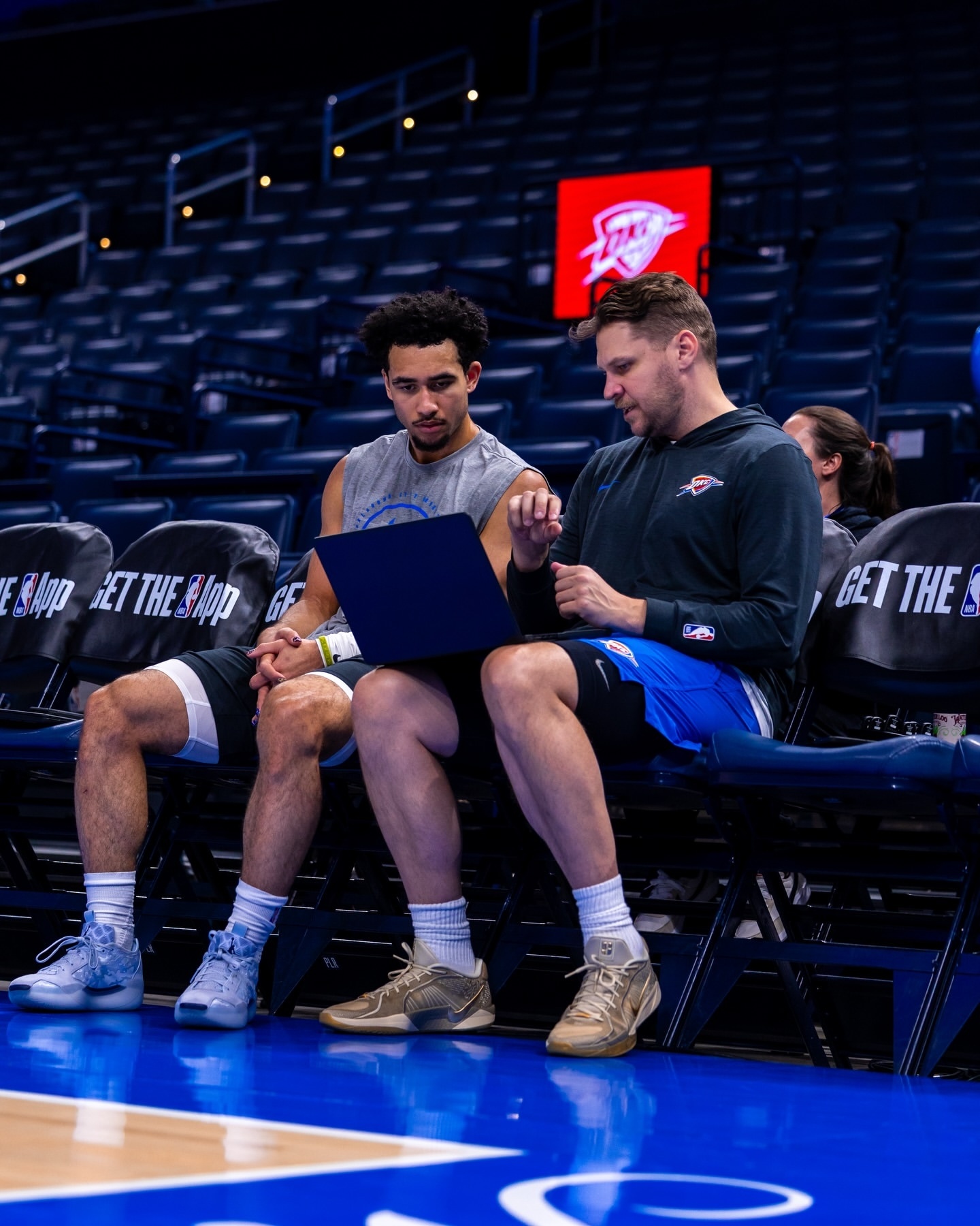 雷霆vs雄鹿的比赛即将开始，马戴派出的首发是：卡森华莱士、以赛亚乔、多尔特、肯威