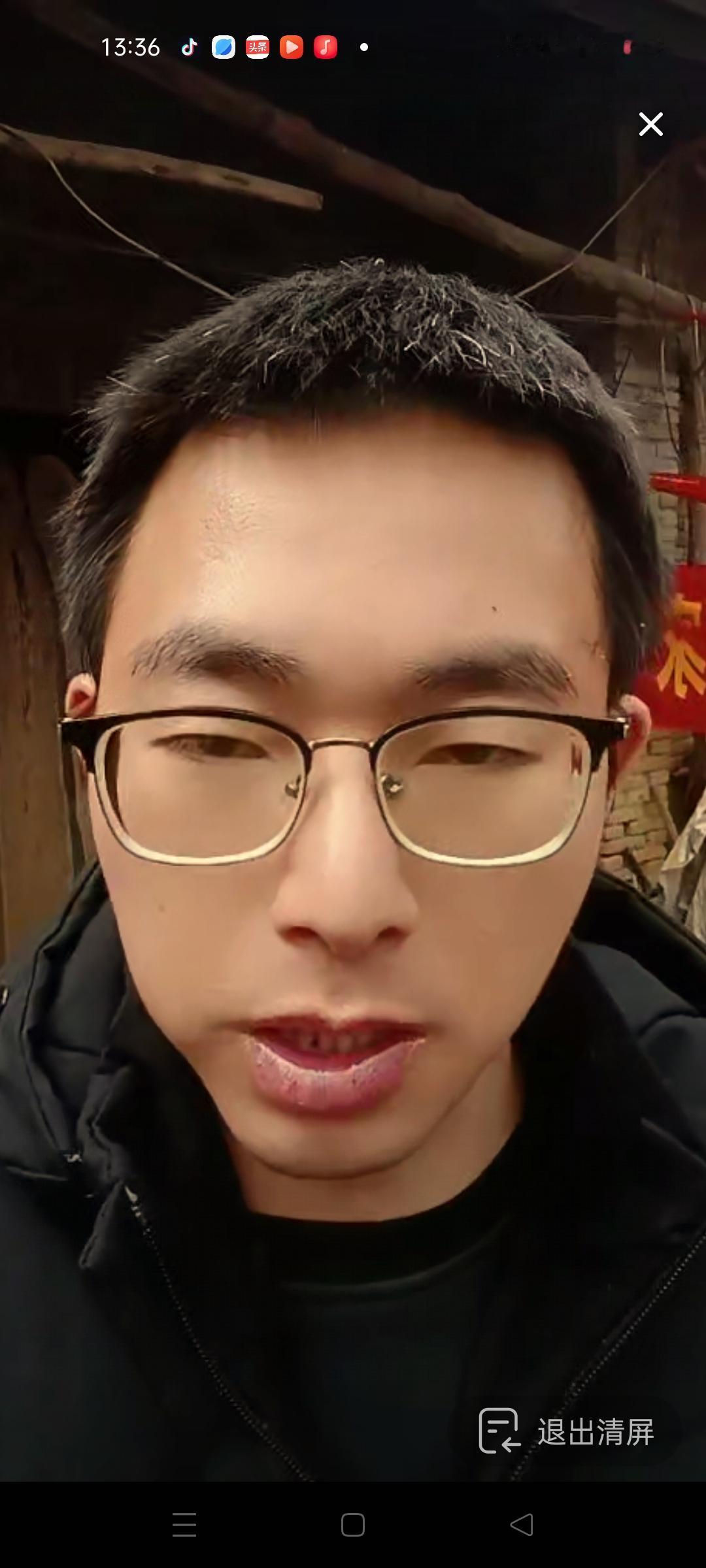 胡龙的原生家庭家徒四壁，自己也仅仅是初中毕业就出来打工 ，是他能够有一颗笃定的心