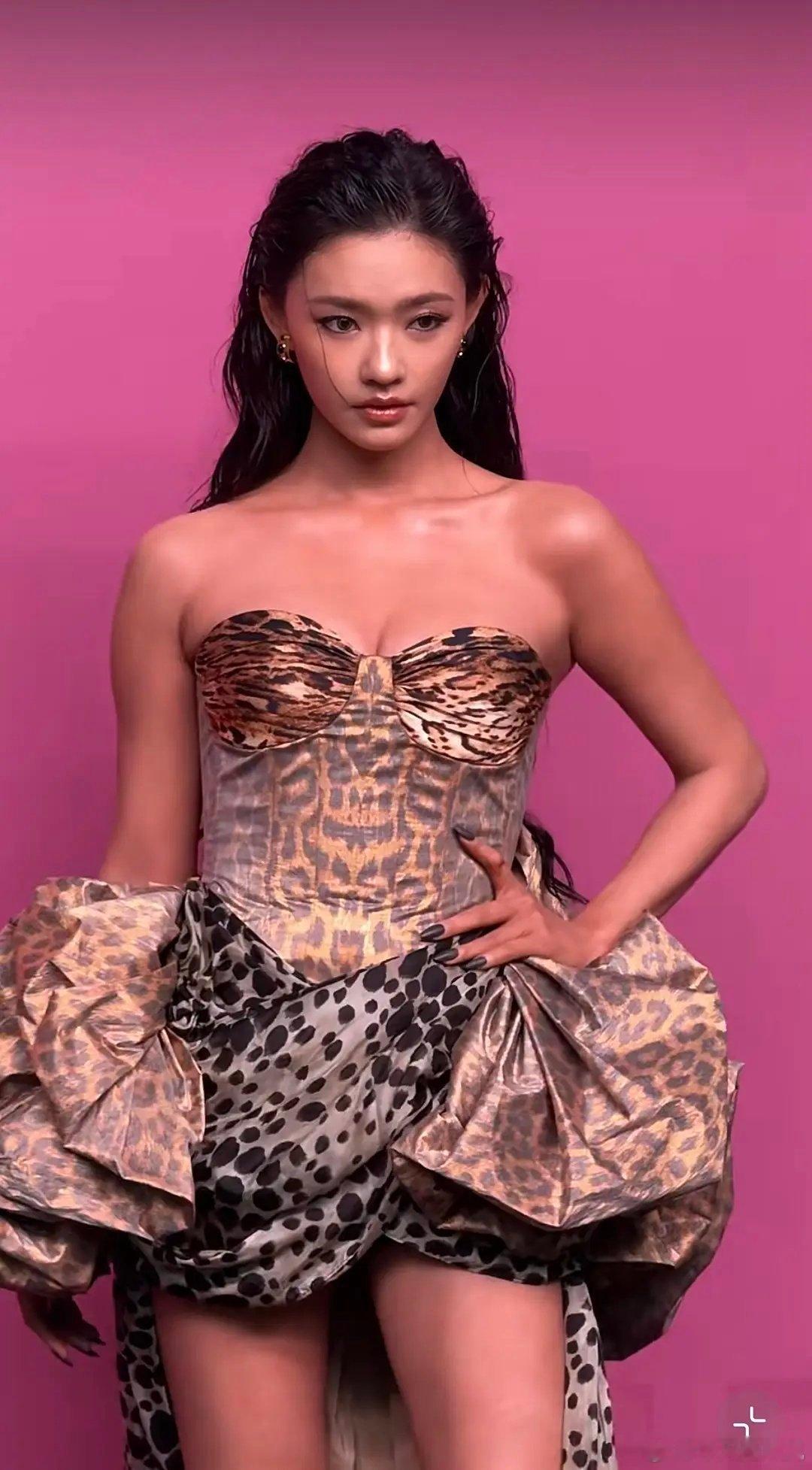 林允这气质是不是内娱独一份 ​​​