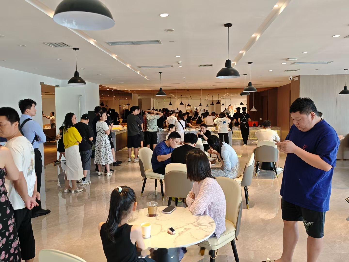 问界大饭店这么多人的吗？大v聊车 ​​​