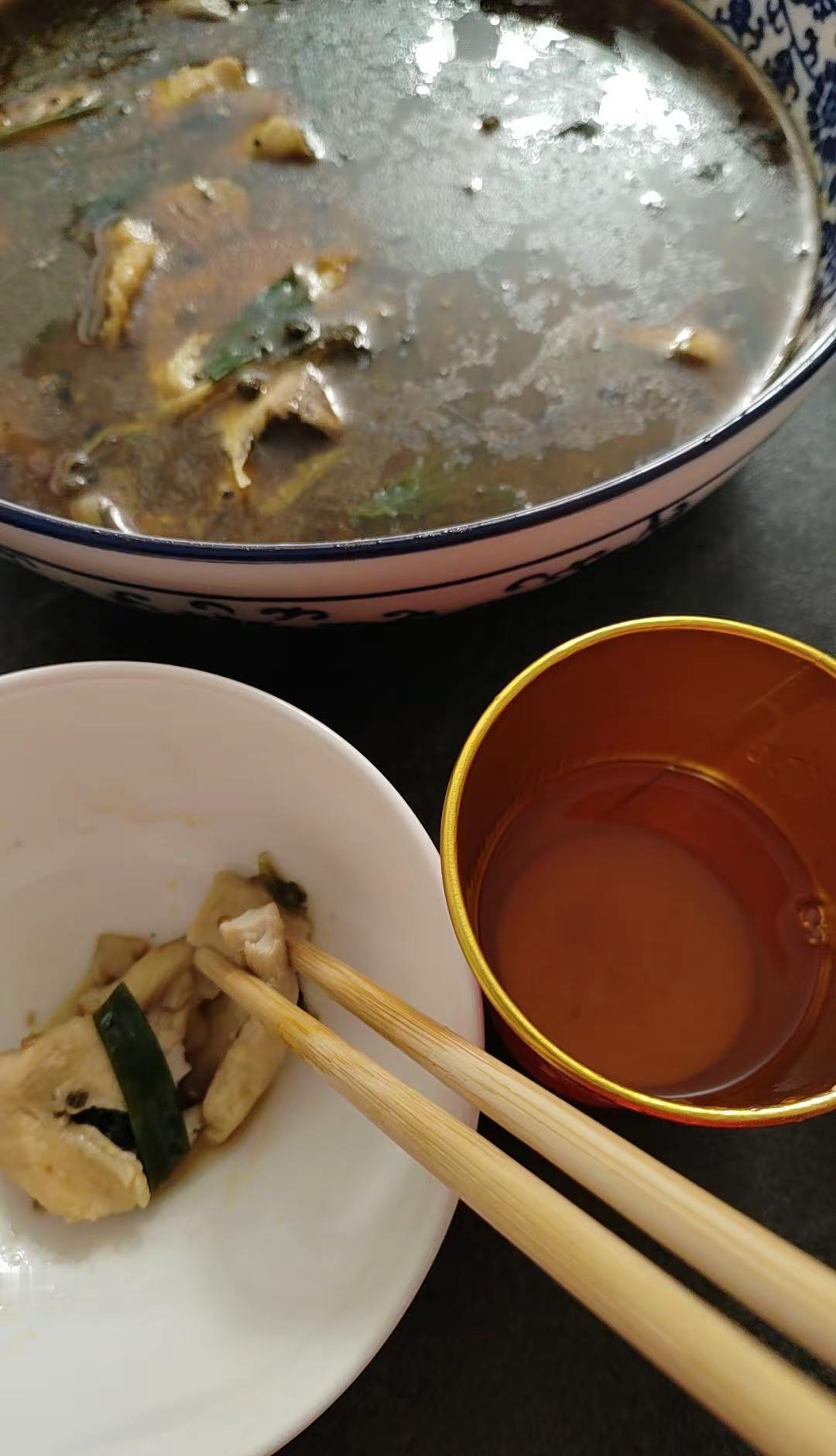 生活偶尔需要撒个野，小酌微醺，刚刚好，敬往事一杯酒，过去不回头