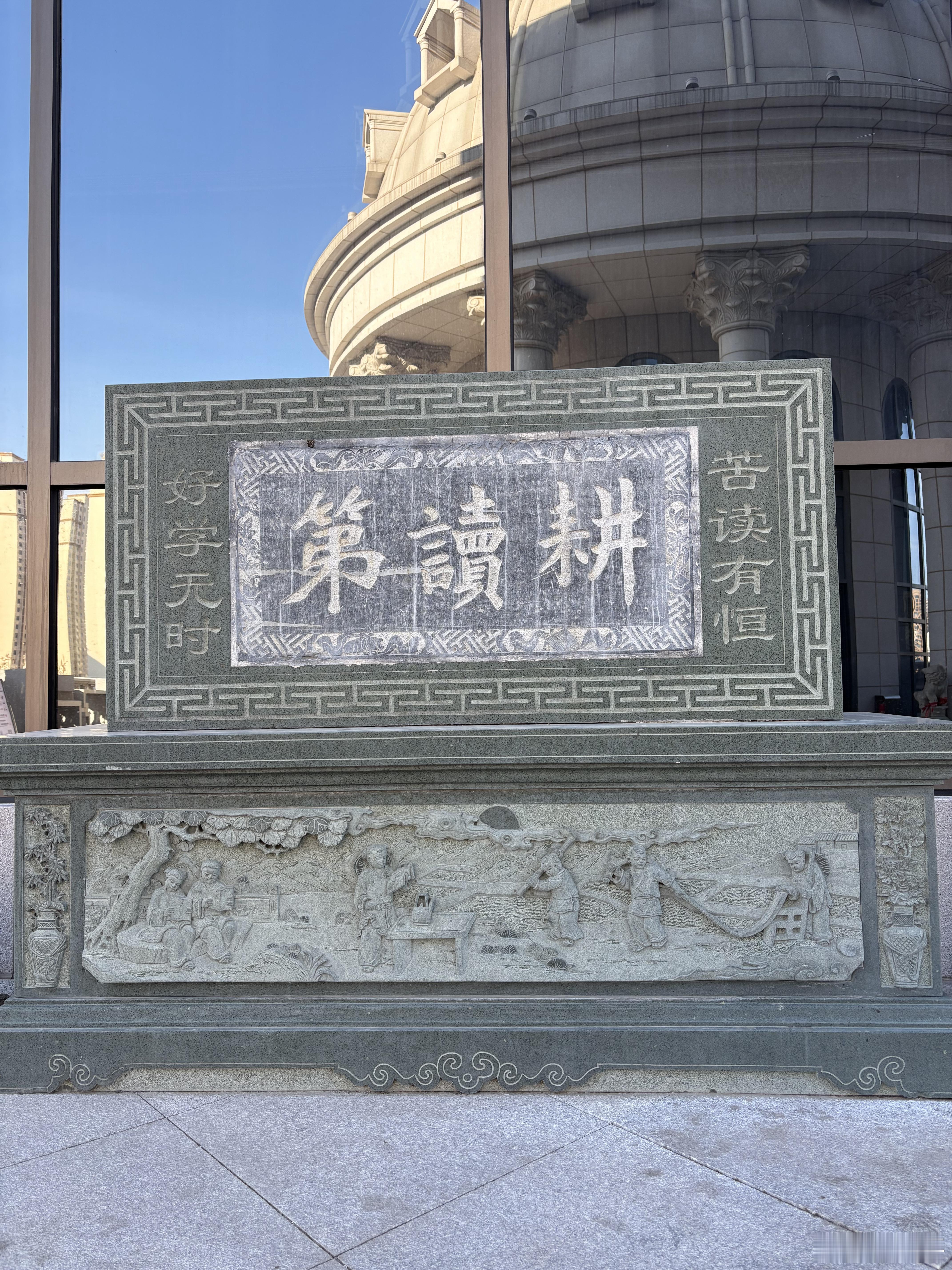 我家这边，除夕中午吃团圆饭，晚上吃翻身饼，初一早上吃饺子。很久以前是等着春晚迎接