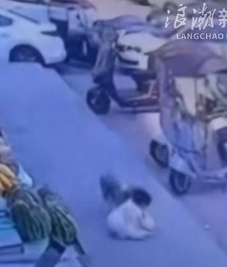 沿街道路，周边停放大量电动车、私家车，平日里常有孩童在路上玩耍。毫无防备的小孩在