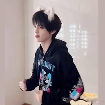 张泽禹 小狗的人塑 谁懂啊！张泽禹真的太贴小狗人设了，下垂狗狗眼配上软乎乎的大卧