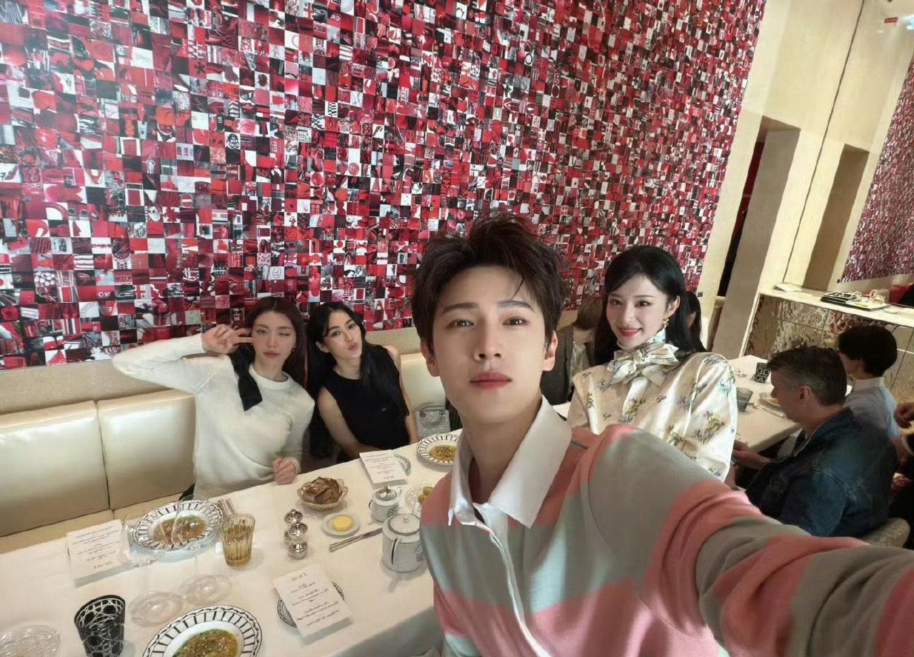 Kornnaphat）在巴黎时装周期间的迪奥下午茶聚会上同框合照，三人作为品牌大