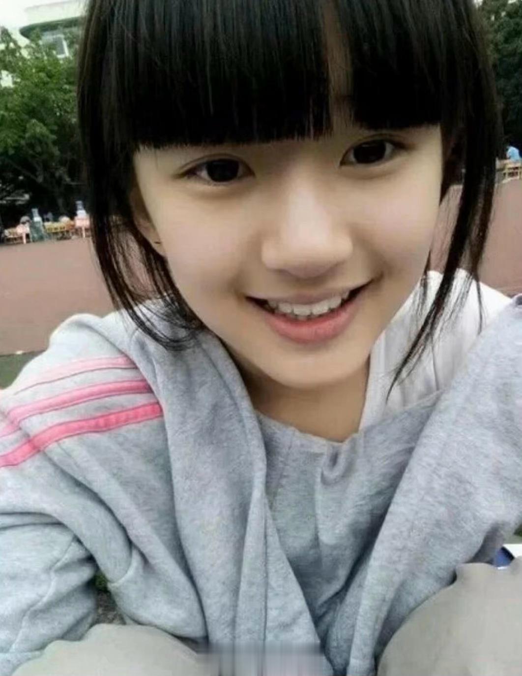 学生时代的赵露思白鹿虞书欣。 ​​​
