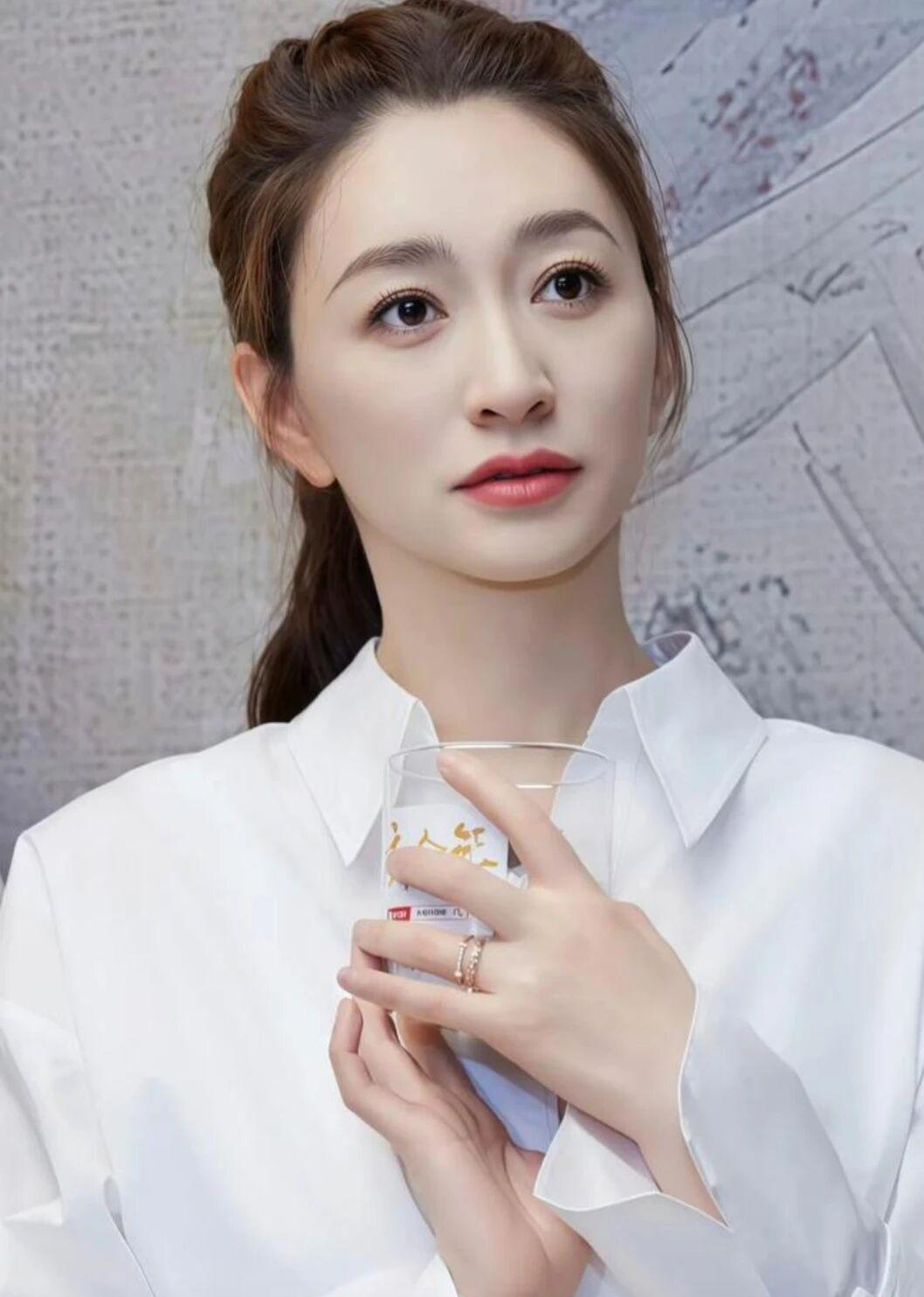 李小冉，清醒得可怕网上关于李小冉的讨论刷屏，很多人说她清醒得可怕。

我觉得她有