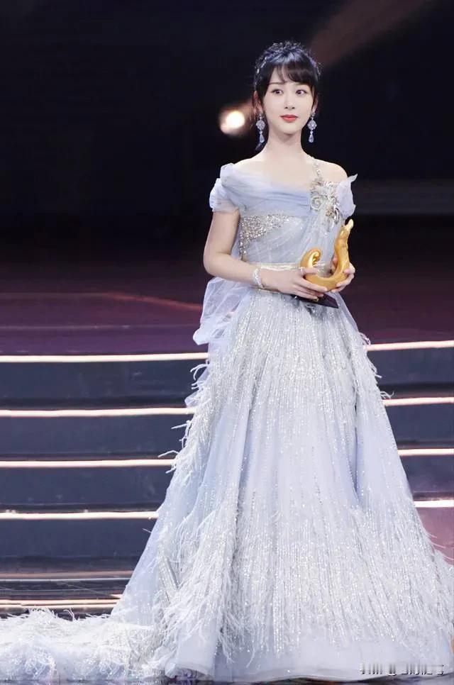 演员杨紫说：我和何赛飞老师合作的非常愉快，最近我们拍那个《承欢记》那部戏，何老师