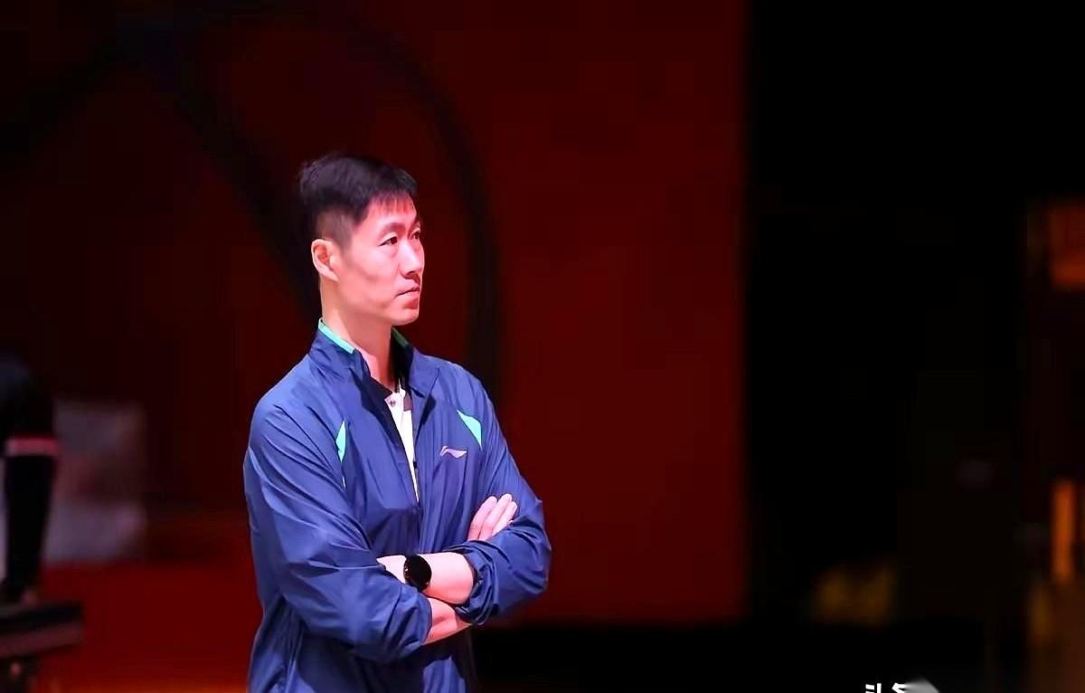 国乒女队这事儿，越看越不对劲。
咱们自己人打自己人，打得火星四溅，底下却坐着一排