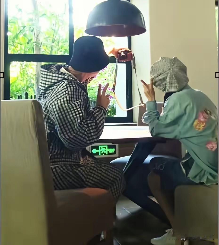 明星520都怎么过？
也和普通人一样，任重和孙骁骁520也是把孩子放给家里老人，