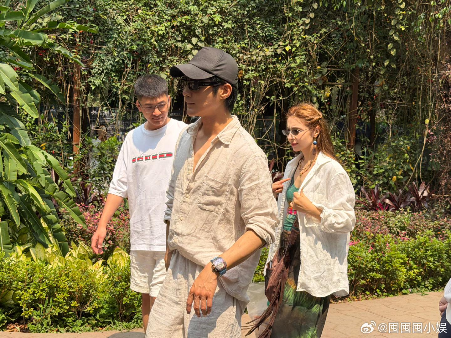 姜潮麦迪娜带孩子出游西双版纳偶遇姜潮麦迪娜一家 西双版纳偶遇姜潮麦迪娜一家，两个