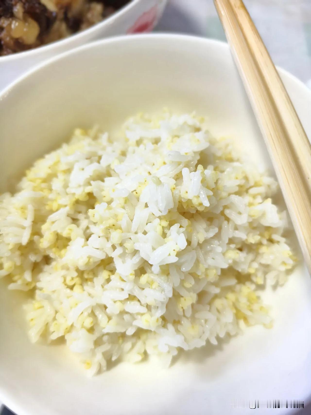 冬日生活打卡季 山西偏关人吃米饭🍚也是俩米捞饭（糜米加大米），炖点牛骨头，没人