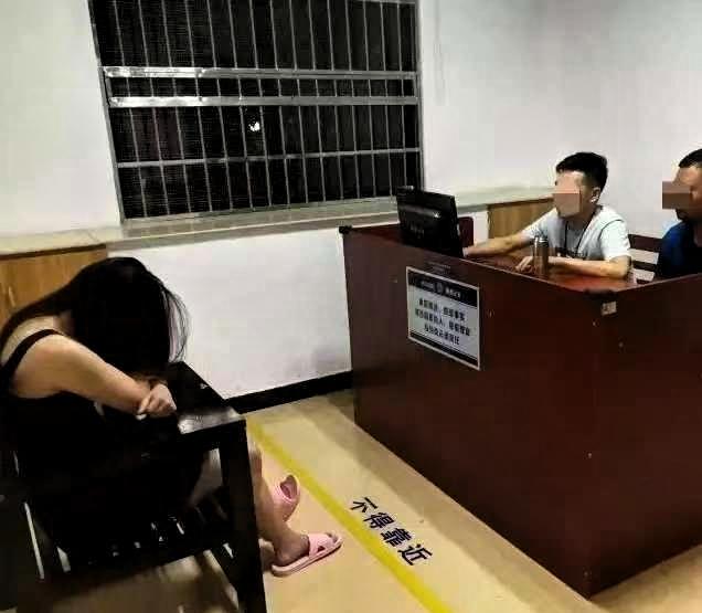 广西柳州，一男子赵某晚上进入一养生馆后，随即与养生馆老板娘黄某进入房间并拉上门帘