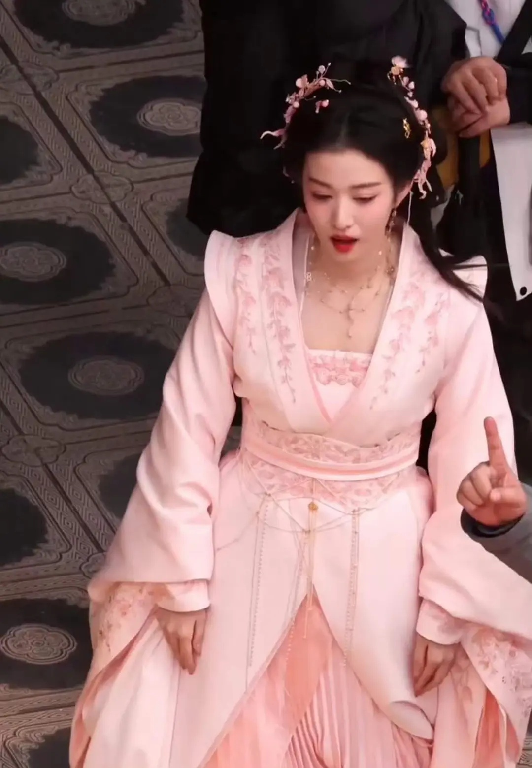 成何体统造型师是谁，这是妖妃吗？这看起来能一拳打死皇帝 