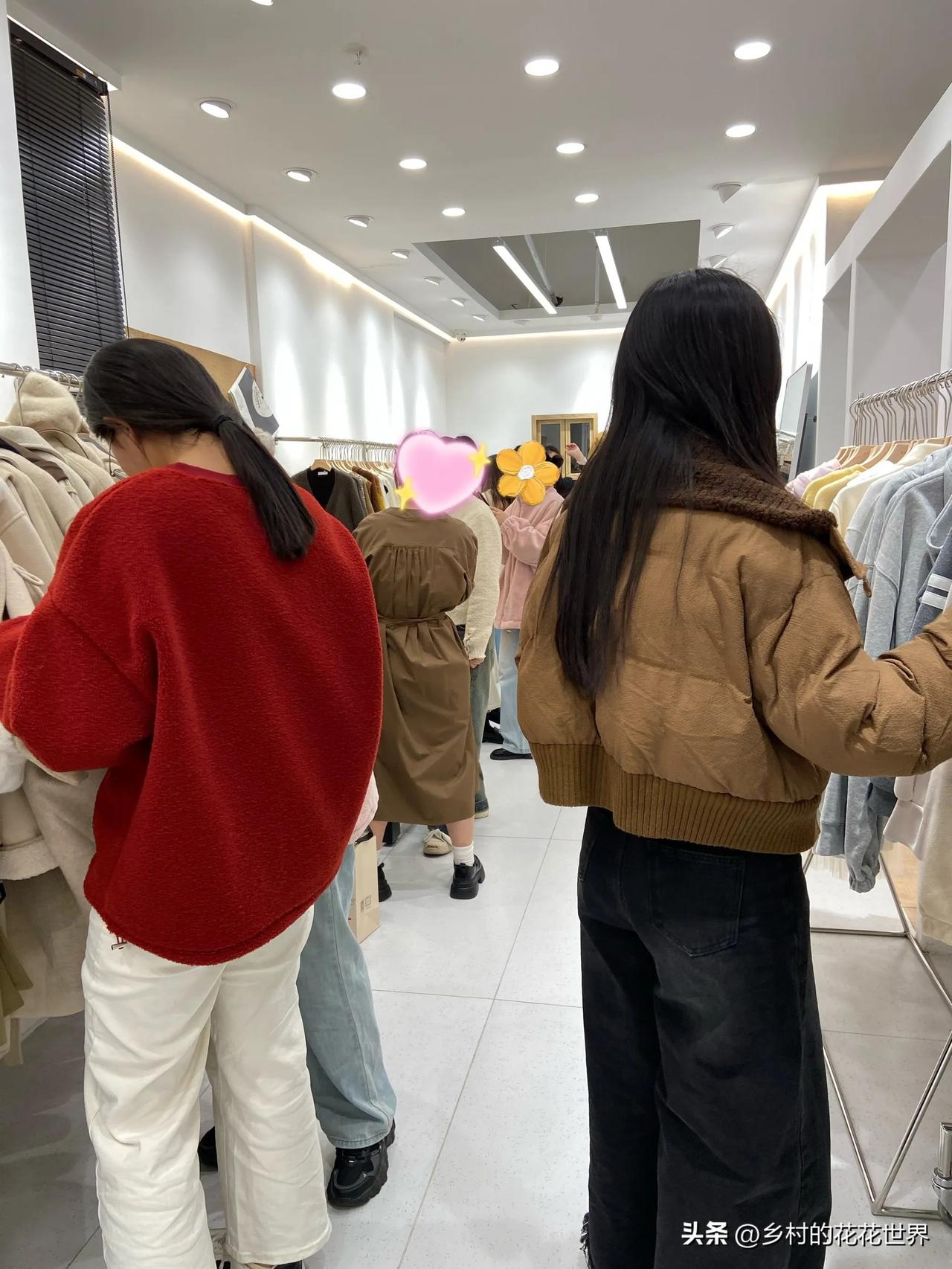 今天跟一个姐妹去逛街，当逛到一家女装专卖店的时候，她很自然地就进去试穿衣服了。我